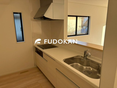 【内観：施工例】 | 山形市江南第24【新築建売住宅】2号棟 | 広々ワイドなキッチンは料理がしやすく快適です。