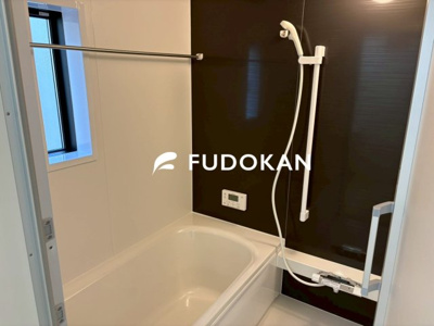 【内観：施工例】 | 山形市江南第24【新築建売住宅】2号棟 | 広々浴室は、ゆったりとくつろいで疲れを癒す空間です。