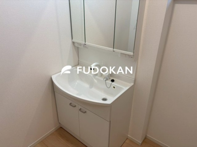 【内観：施工例】 | 山形市江南第24【新築建売住宅】2号棟 | 三面鏡の洗面台は、スタイリッシュなだけでなく収納力もあります。