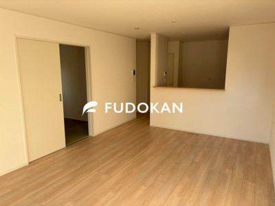 【内観：施工例】 | 山形市江南第24【新築建売住宅】2号棟 | リビングは広々です。家族の団欒の場として家庭を包みます。