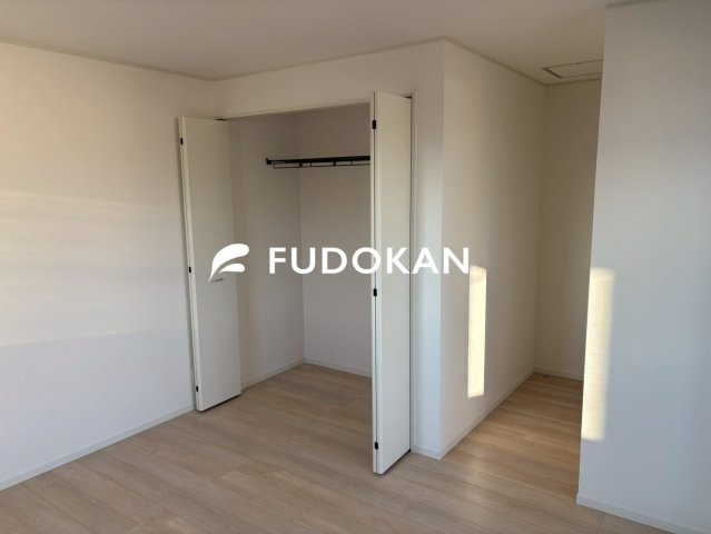 山形市江南第24【新築建売住宅】2号棟の洋室|洋室もそれぞれ収納スペースが完備されております。