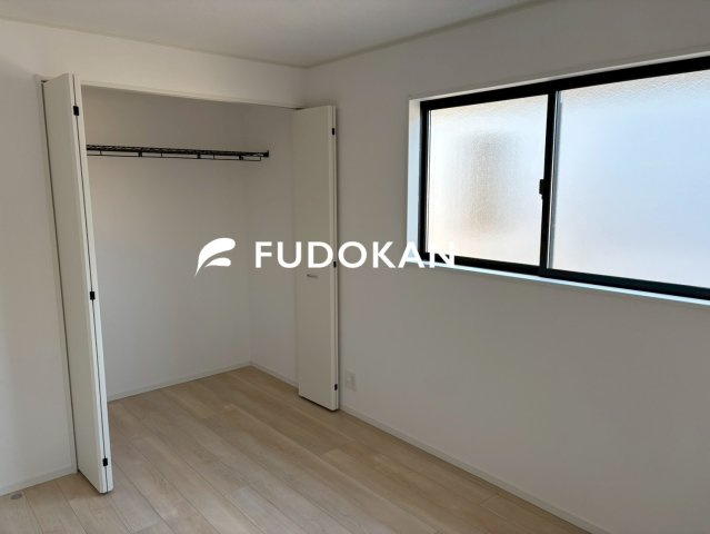 山形市江南第24【新築建売住宅】2号棟の寝室|大きいベットを置いてもスペースの取れる寝室です。