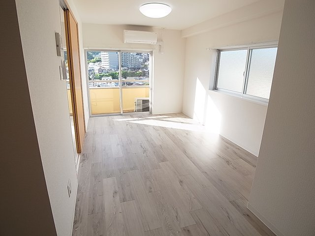 ラムール長田の居間・リビング|角部屋でリビング、2面窓で大きく明るい室内です