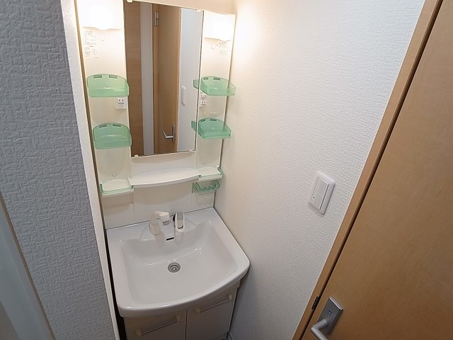 ラムール長田の洗面所|シャワー付きの独立洗面台