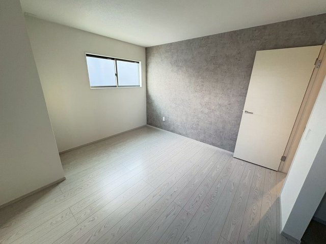 太郎丸２丁目　新築戸建　１棟の前面道路含む現地写真