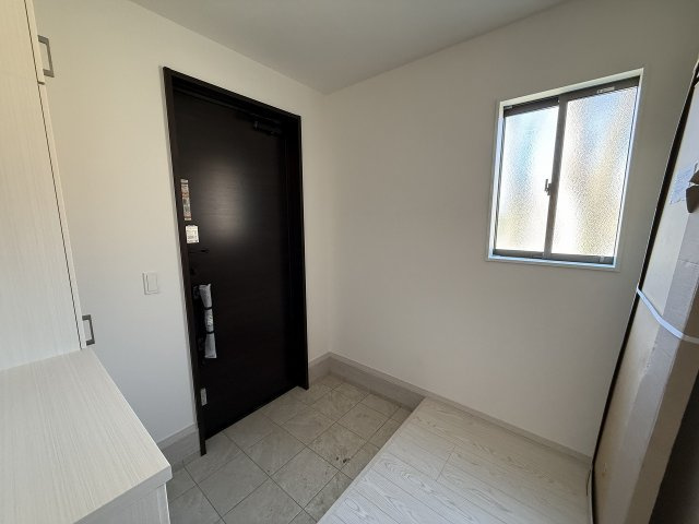 太郎丸２丁目　新築戸建　１棟の玄関