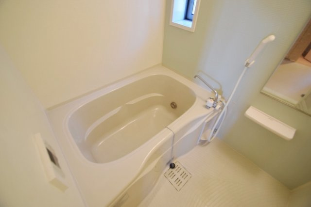 パールウイングⅢの浴室|浴室には鏡つき