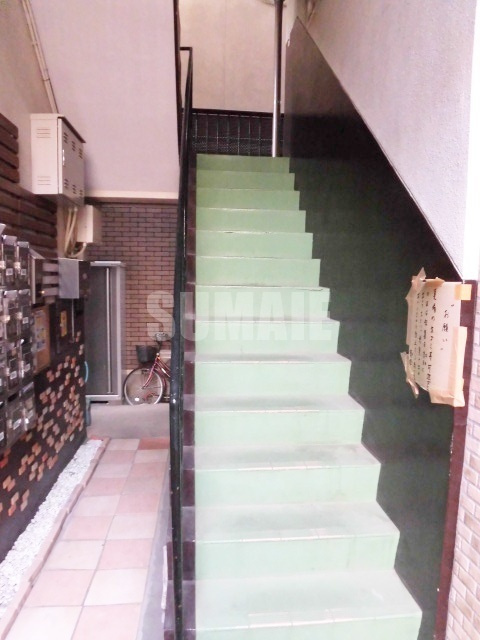 サンライズコーポのロビー|階段です☆