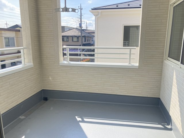 リーブルガーデンS富岡市下高瀬第１　7号棟のバルコニー|インナーバルコニーなので急な雨でも洗濯物が濡れませんよ！