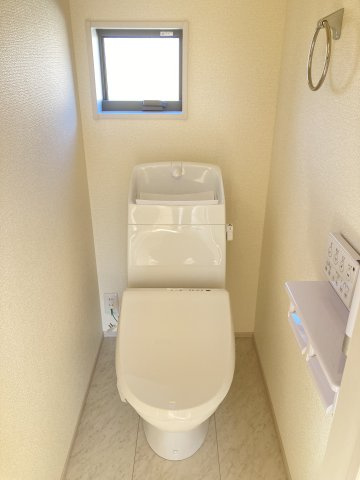 リーブルガーデンS富岡市下高瀬第１　7号棟のトイレ|2階トイレです。清潔感のある白を基調としています。