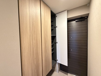 【玄関】 | モンドミオ沖縄リゾートライカムヒルズ | 収納豊富なシューズボックス♪