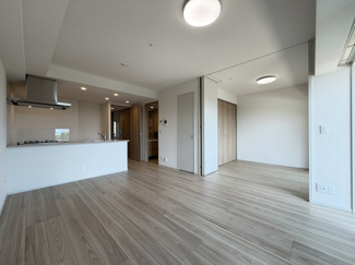 【居間・リビング】 | モンドミオ沖縄リゾートライカムヒルズ | オーシャンビュー♪LDK13.1帖♪仕切りを開けたら17.6帖♪リビング収納付き♪