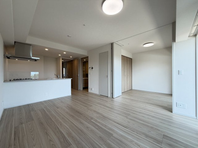 【居間・リビング】 | モンドミオ沖縄リゾートライカムヒルズ | オーシャンビュー♪LDK13.1帖♪仕切りを開けたら17.6帖♪リビング収納付き♪