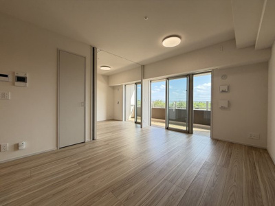 【居間・リビング】 | モンドミオ沖縄リゾートライカムヒルズ | オーシャンビュー♪LDK13.1帖♪仕切りを開けたら17.6帖♪リビング収納付き♪