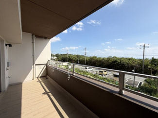 【バルコニー】 | モンドミオ沖縄リゾートライカムヒルズ | オーシャンビュー♪ゆとりあるスペースに水栓＆コンセント付き♪