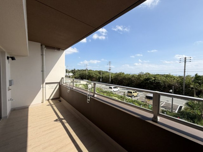 【バルコニー】 | モンドミオ沖縄リゾートライカムヒルズ | オーシャンビュー♪ゆとりあるスペースに水栓＆コンセント付き♪