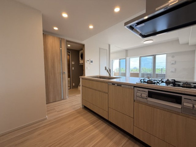 【キッチン】 | モンドミオ沖縄リゾートライカムヒルズ | ビルトイン食洗機付きシステムキッチン♪三口コンロ、浄水器付き♪