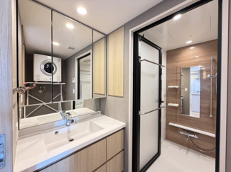 【独立洗面台】 | モンドミオ沖縄リゾートライカムヒルズ | 三面鏡付き洗髪洗面化粧台♪ガス衣類乾燥機標準装備♪