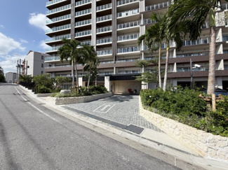 【エントランス】 | モンドミオ沖縄リゾートライカムヒルズ | 車寄せが出来るので雨の日でも便利♪