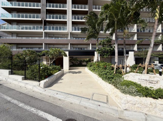 【エントランス】 | モンドミオ沖縄リゾートライカムヒルズ | リゾート感溢れる植栽♪