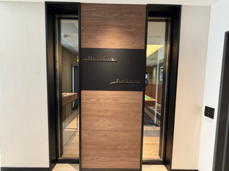 【ロビー】 | モンドミオ沖縄リゾートライカムヒルズ | BBQテラス、ゴルフラウンジ、マスターラウンジ、プレイラウンジ、オーナーズラウンジ＆ゲストラウンジなど多彩な共用施設がございます♪