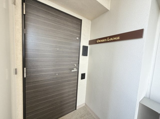 【ロビー】 | モンドミオ沖縄リゾートライカムヒルズ | BBQテラス、ゴルフラウンジ、マスターラウンジ、プレイラウンジ、オーナーズラウンジ＆ゲストラウンジなど多彩な共用施設がございます♪