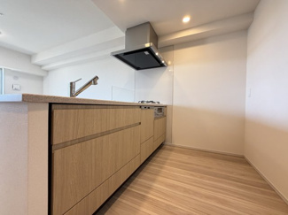 【キッチン】 | モンドミオ沖縄リゾートライカムヒルズ | ビルトイン食洗機付きシステムキッチン♪三口コンロ、浄水器付き♪