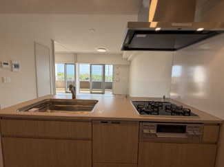 【キッチン】 | モンドミオ沖縄リゾートライカムヒルズ | キッチンに立ちながら海を望めます♪