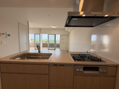 【キッチン】 | モンドミオ沖縄リゾートライカムヒルズ | キッチンに立ちながら海を望めます♪