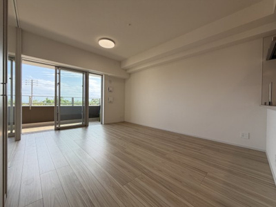 【居間・リビング】 | モンドミオ沖縄リゾートライカムヒルズ | オーシャンビュー♪LDK13.1帖♪仕切りを開けたら17.6帖♪リビング収納付き♪