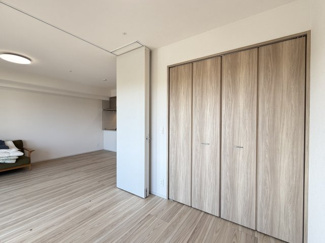 【洋室】 | モンドミオ沖縄リゾートライカムヒルズ | 洋室4.5帖＋CL付き♪LDKとの仕切りを開けたら17.6帖♪