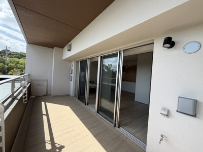 【バルコニー】 | モンドミオ沖縄リゾートライカムヒルズ | オーシャンビュー♪ゆとりあるスペースに水栓＆コンセント付き♪