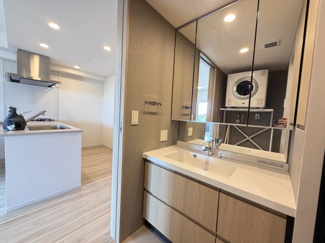 【独立洗面台】 | モンドミオ沖縄リゾートライカムヒルズ | 三面鏡付き洗髪洗面化粧台♪ガス衣類乾燥機標準装備♪