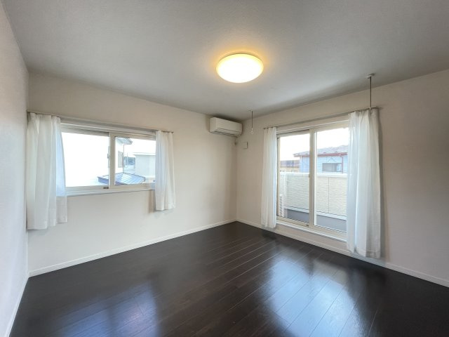 八戸市大字白銀町字栗沢道の洋室