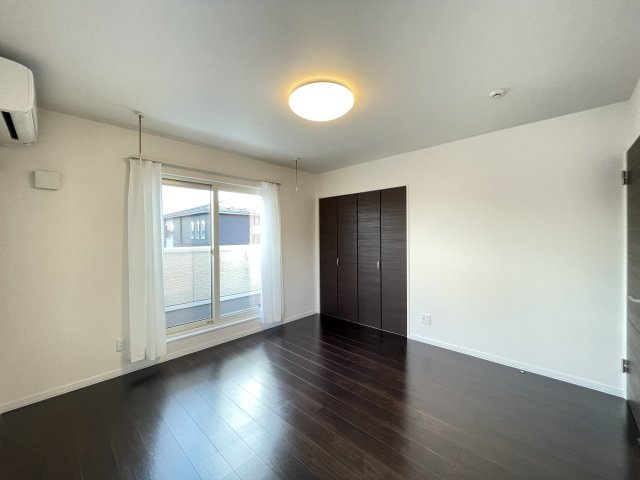 八戸市大字白銀町字栗沢道の洋室