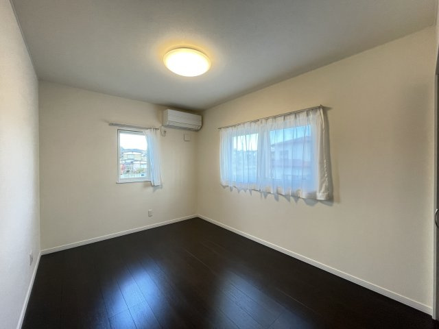 八戸市大字白銀町字栗沢道の洋室