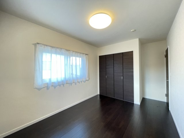 八戸市大字白銀町字栗沢道の洋室