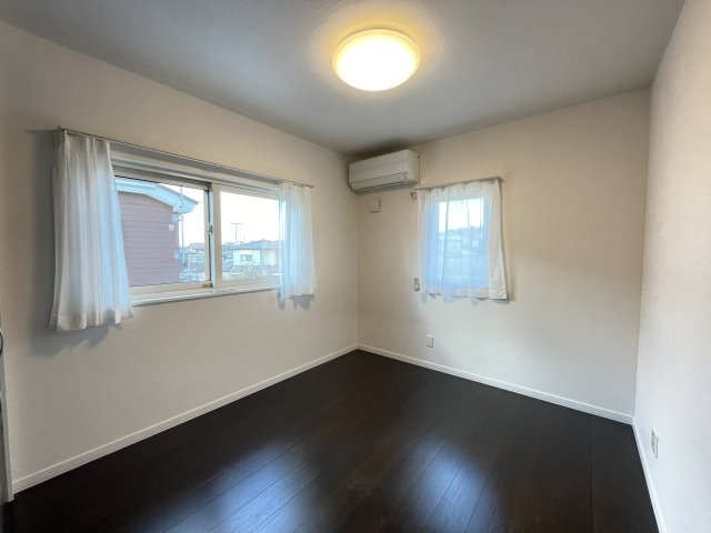 八戸市大字白銀町字栗沢道の洋室