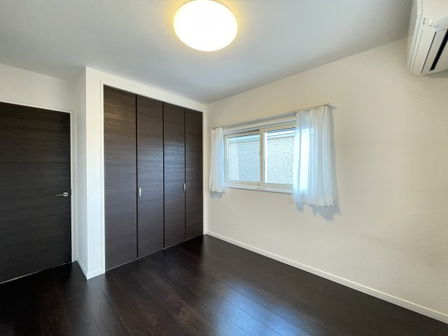 八戸市大字白銀町字栗沢道の洋室