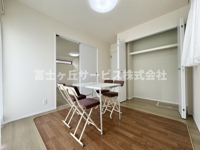 【洋室】 | 焼津市塩津 3期 新築一戸建て B号棟 | リビングの隣にある洋室です