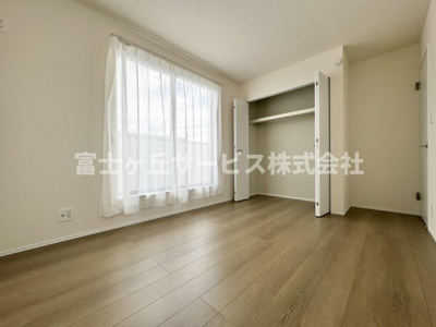 【洋室】 | 焼津市塩津 3期 新築一戸建て B号棟 | バルコニーに面した洋室です