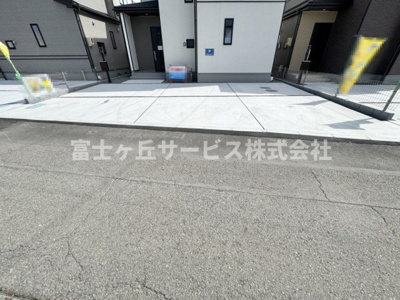 【駐車場】 | 焼津市塩津 3期 新築一戸建て B号棟 | 車種により4台駐車可能です