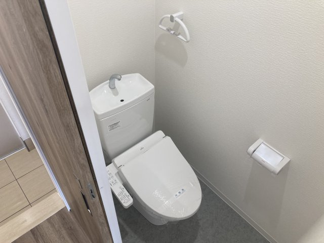 ラムール下三条のトイレ|温水洗浄便座付きのトイレ