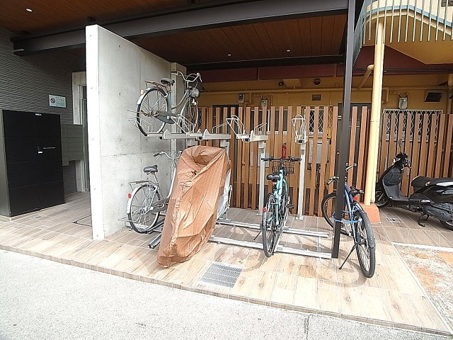 ラムール下三条のその他共用部分|駐輪スペースには屋根付きです