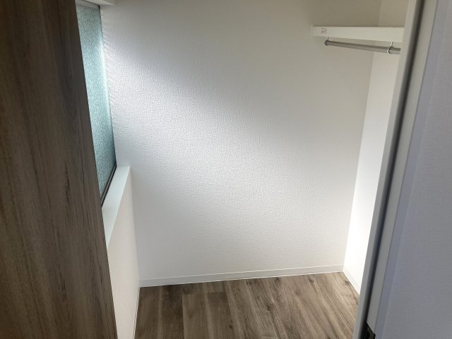 ラムール下三条の洗面所|大きなウォークインクローゼット収納