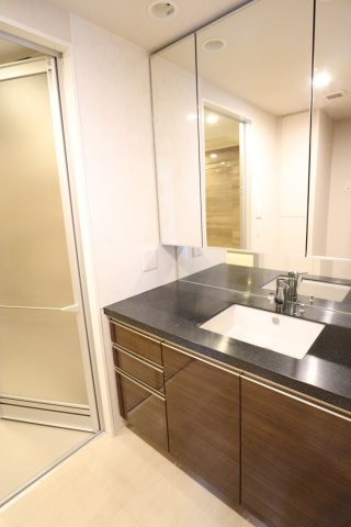 ザ・パークハウス中之島タワーの独立洗面台