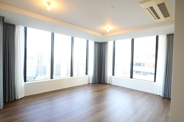 ザ・パークハウス中之島タワーの居間・リビング