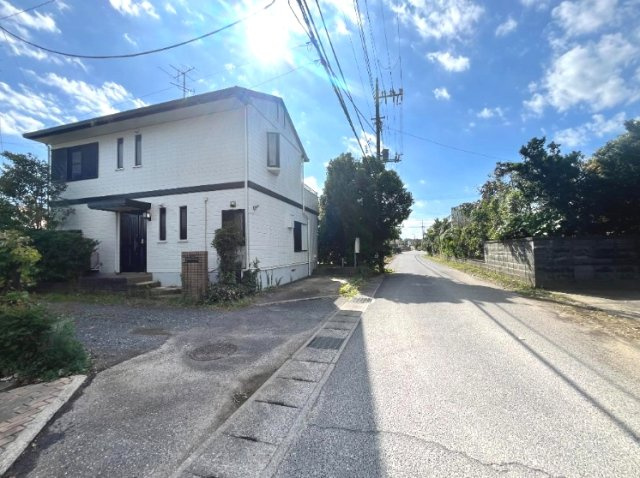 大網白里市南横川　中古戸建の前面道路含む現地写真|内装リフォーム済み令和5年10月リビング約20帖 軽量鉄骨造４LDK 上下水 システムキッチン