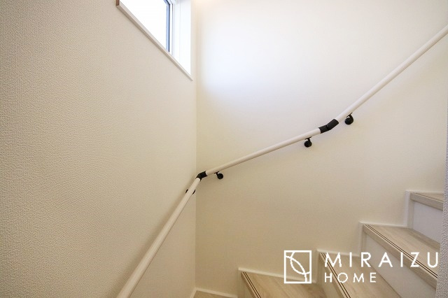 【前面道路含む現地写真】 | 青く澄み渡った綺麗な空と、陽の光をたっぷりと受ける、そんな新築住宅で新生活をスタートしてみませんか？見学・ご相談等、ミライズホーム(株)までお気軽にご連絡下さい♪
