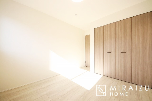 【その他】 | 食洗器付きのキッチンです。忙しい奥様の家事を助ける、なくてはならない嬉しい設備ですよね。食洗器は手荒れの心配もなく、油汚れも高温でスッキリ落ちるので、お片付けも苦にならないメリットがございます。